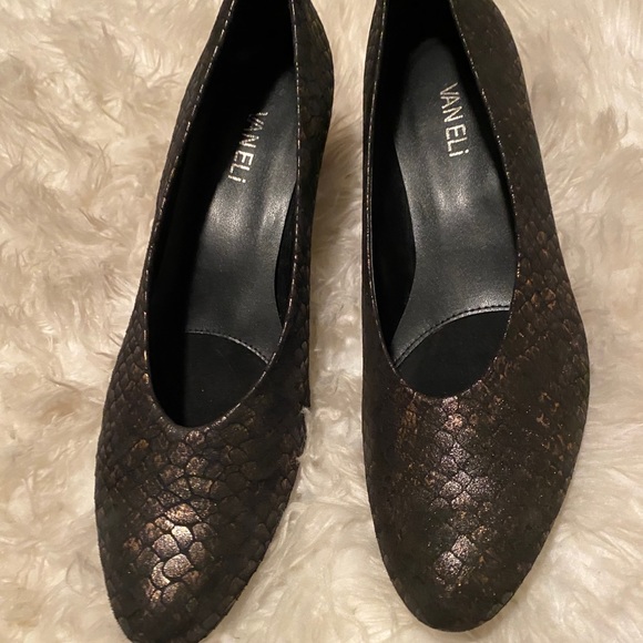 New Vaneli golden and grey reptile suede sz 9.5 - Picture 3 of 10